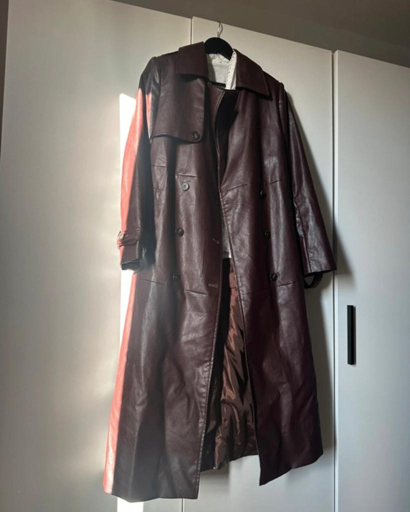 Wijnrode trenchcoat van imitatieleer - amper gedragen, Kleding | Dames, Jumpsuits, Ophalen of Verzenden, Zo goed als nieuw, Maat 36 (S)