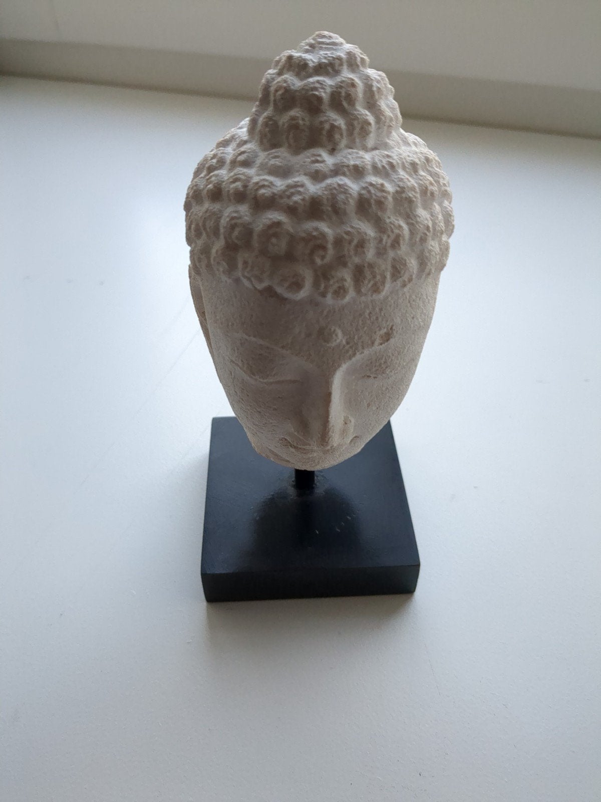 Boeddha hoofd op sokkel - Steen, Ophalen, Met sokkel, Steen/keramiek, Beige