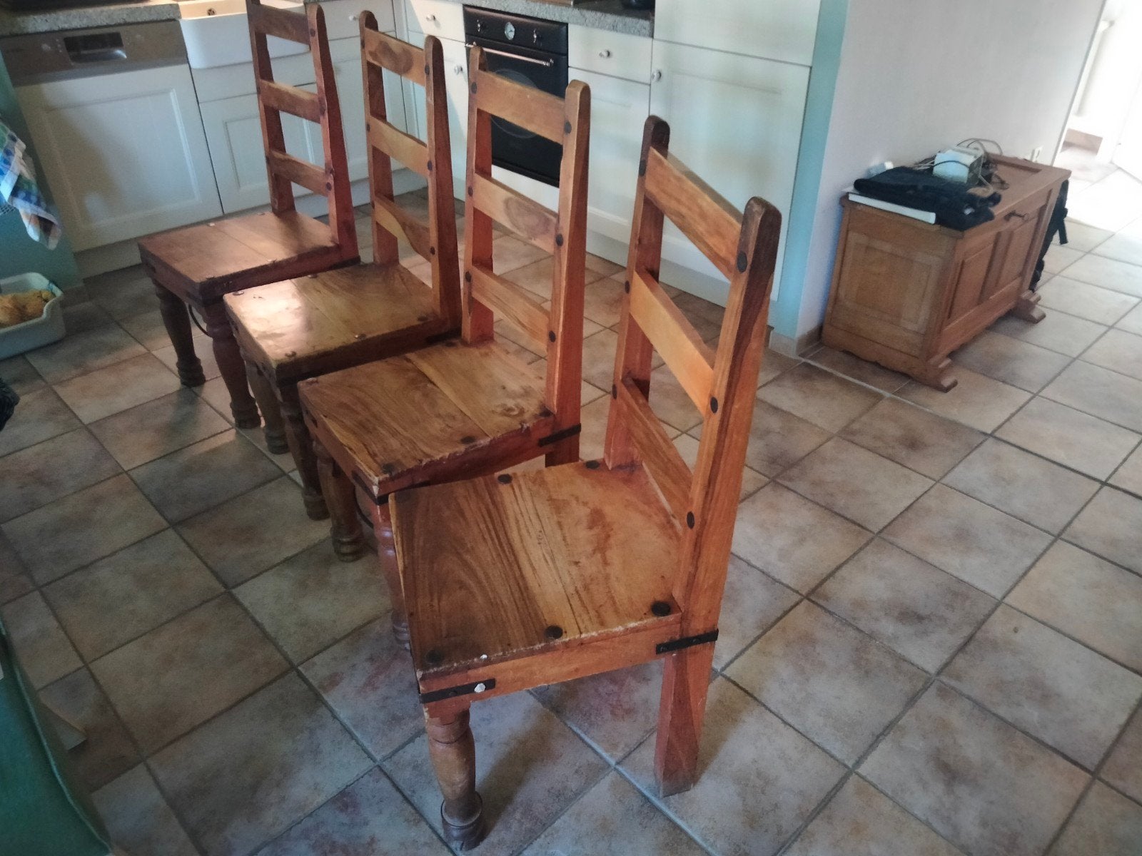 Antieke stoelen, Ophalen