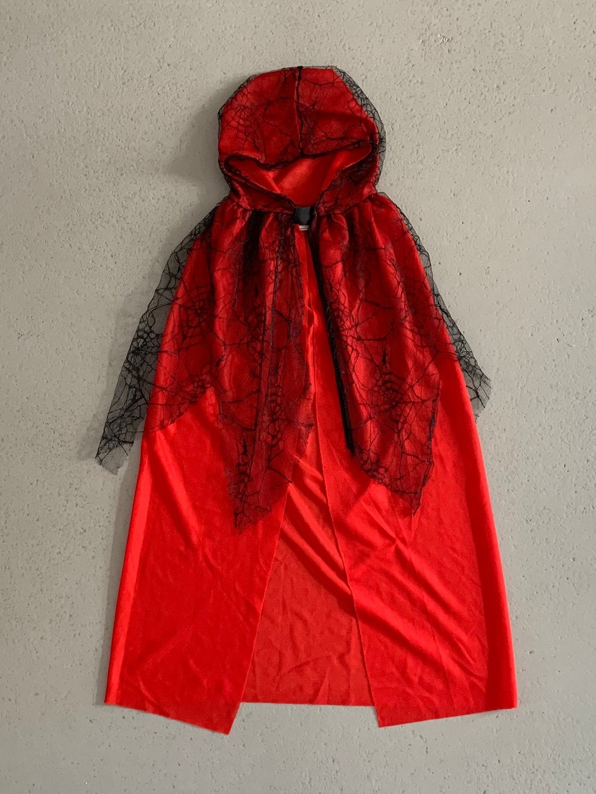 Rode Halloween cape - maat 110, Ophalen of Verzenden, Gebruikt, 110 t/m 116, Meisje