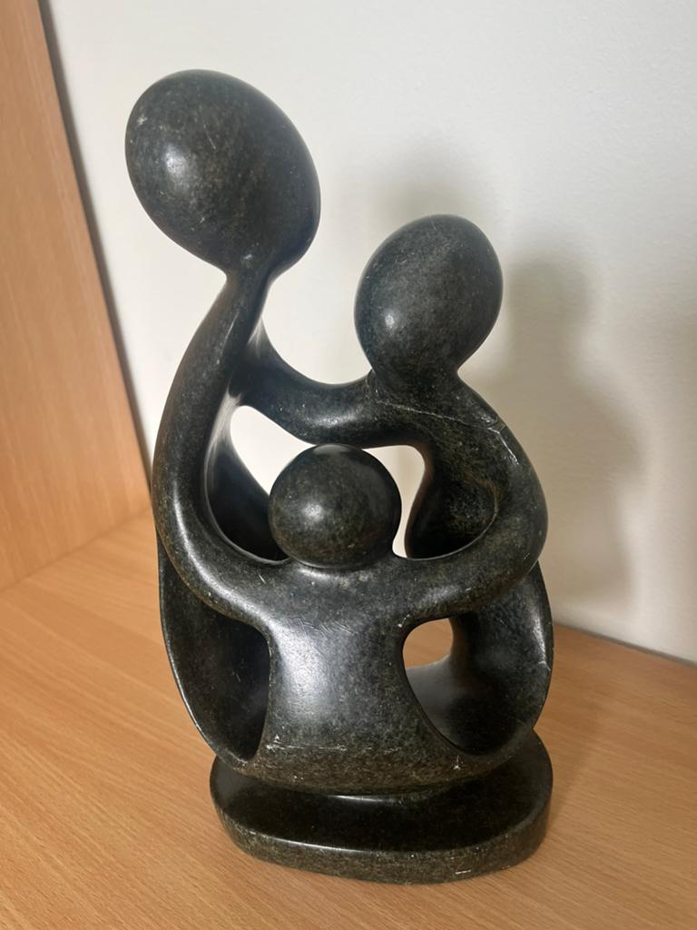 Abstracte sculptuur familie, 28 cm, 2,4 kg, Ophalen, Groep mensen, Steen of Keramiek, Beeld