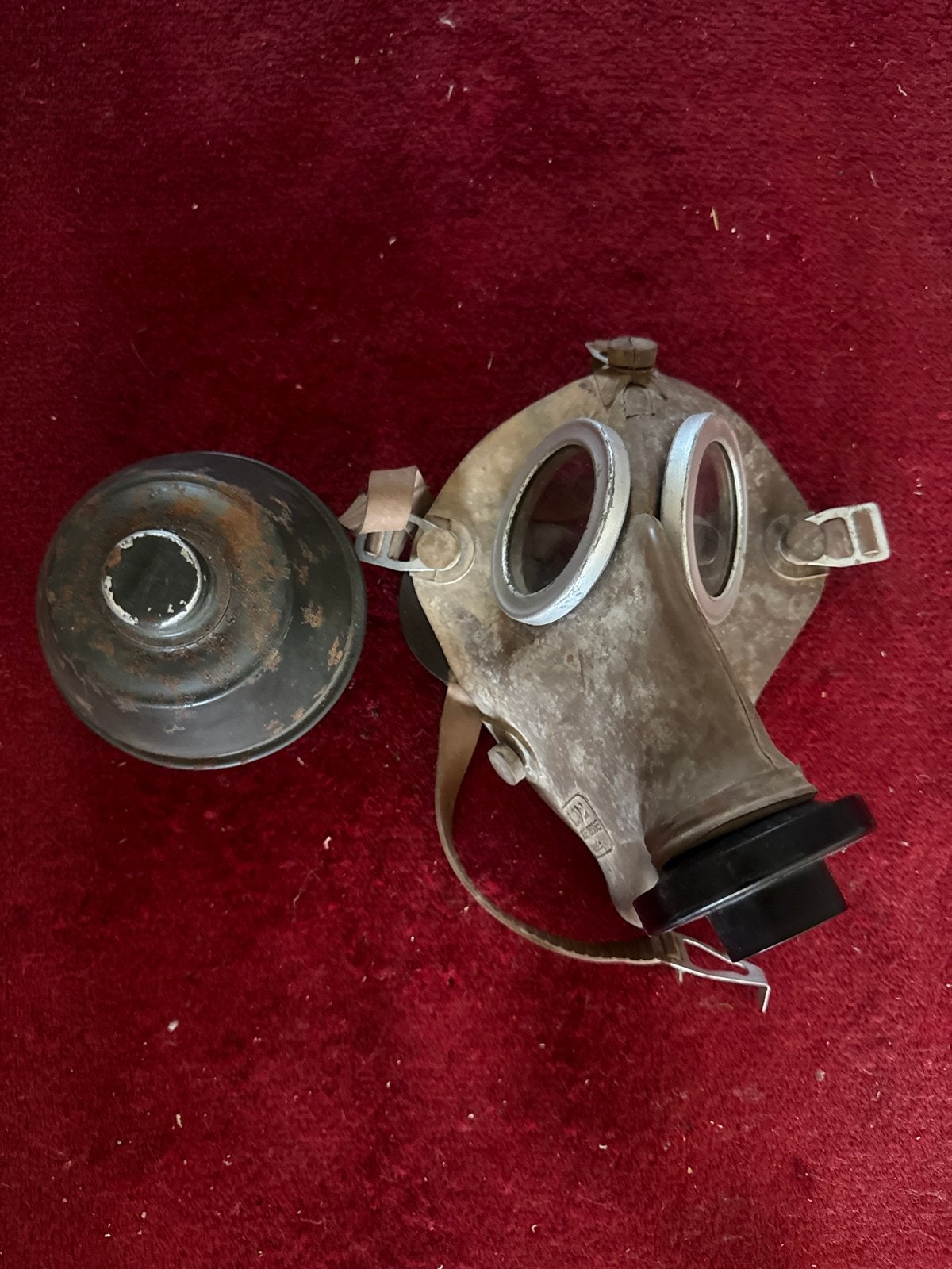Vintage gasmasker met filter - Militaria WOII, Ophalen, Overige soorten, Overige gebieden, Overige typen