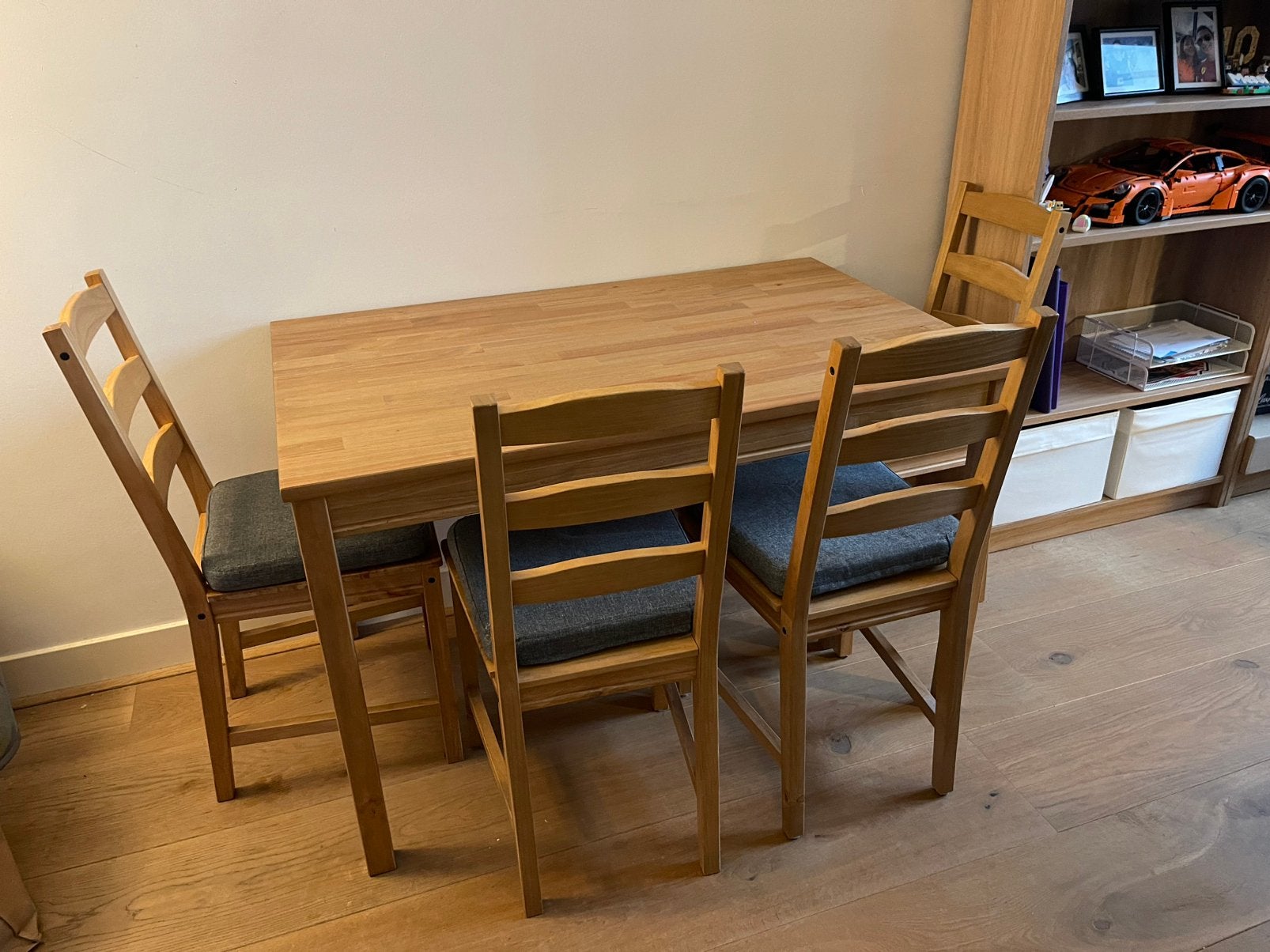IKEA JOKKMOKK Eettafel met 4 Stoelen (Massief Hout), Huis en Inrichting, Complete eetkamers, Ophalen, Zo goed als nieuw, 4 tot 6 stoelen