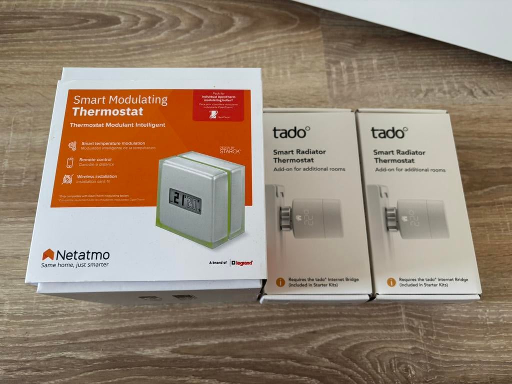 Tado Kit Thermostaat V3+ Inclusief 2 Slimme Radiatorknoppen, Ophalen of Verzenden, Slimme thermostaat, Nieuw