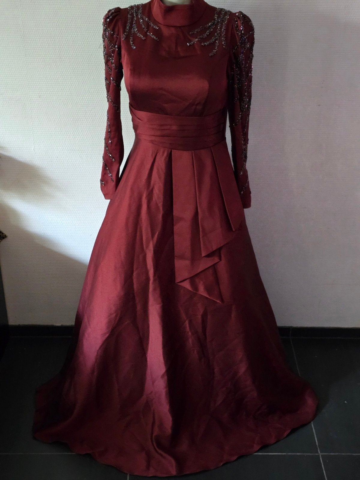 Hennin Galajurk Maat 40 - Bordeauxrood met kralen, Kleding | Dames, Jurken, Maat 38/40 (M), Ophalen of Verzenden, Gedragen, Hennin