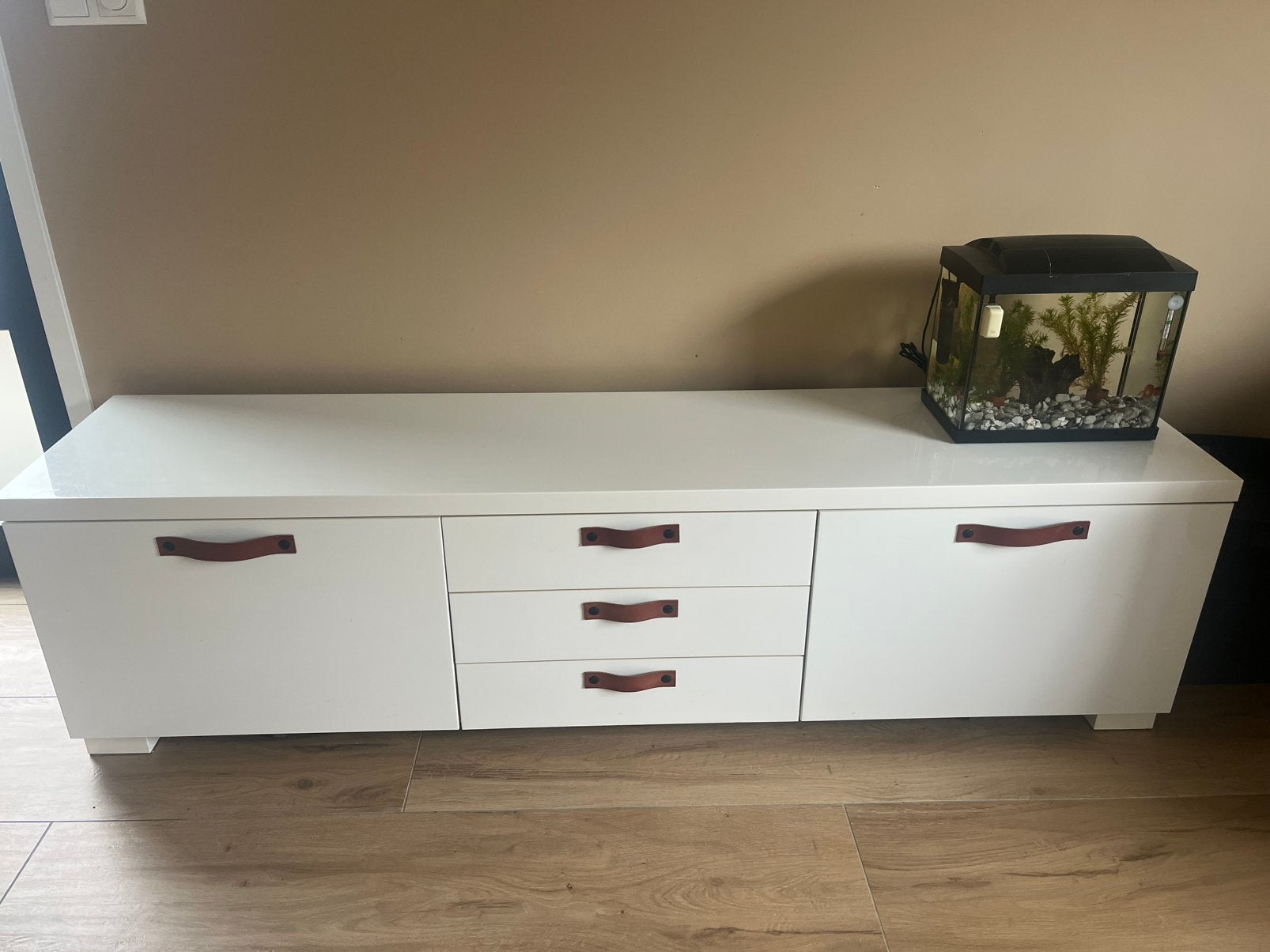 Witte dressoirkast / tv-meubel met veel opbergruimte, Huis en Inrichting, Kasten | Televisiemeubels, 150 tot 200 cm, Ophalen of Verzenden