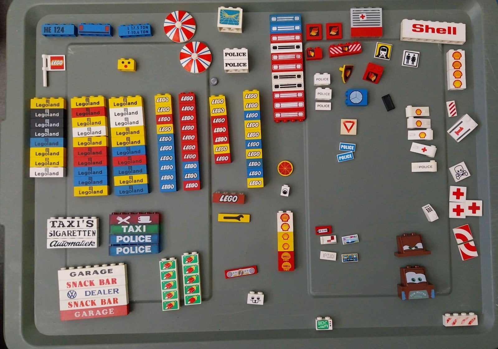 Ruim 130 bedrukte vintage Lego blokjes, Lego, Ophalen of Verzenden, Losse stenen, City