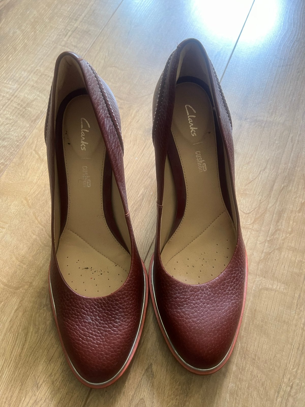 Clarks bordeauxrode pumps, maat 40, nauwelijks gedragen, Ophalen of Verzenden, Zo goed als nieuw, Rood, Pumps