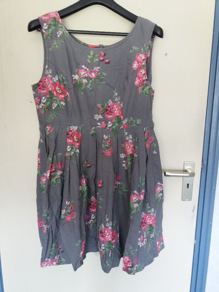 Een grijs zomer jurkje met roze bloemen erop., Maat 42/44 (L), Ophalen of Verzenden, Zo goed als nieuw, Grijs