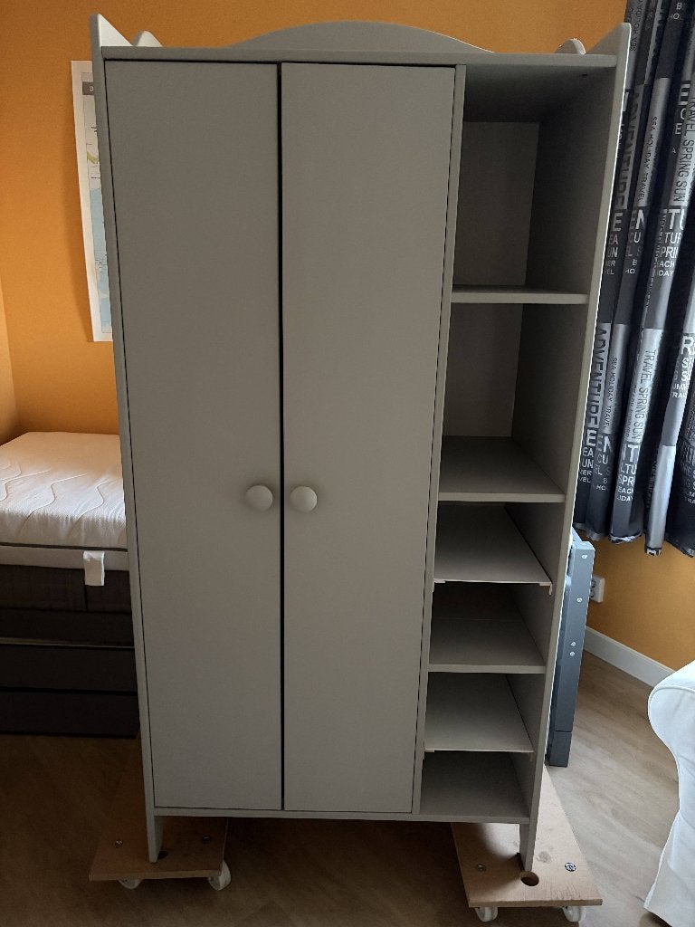 Leuke IKEA TROGEN Grijze Kledingkast voor Kinderkamer, Ophalen, Met deur(en), Gebruikt, 50 tot 100 cm