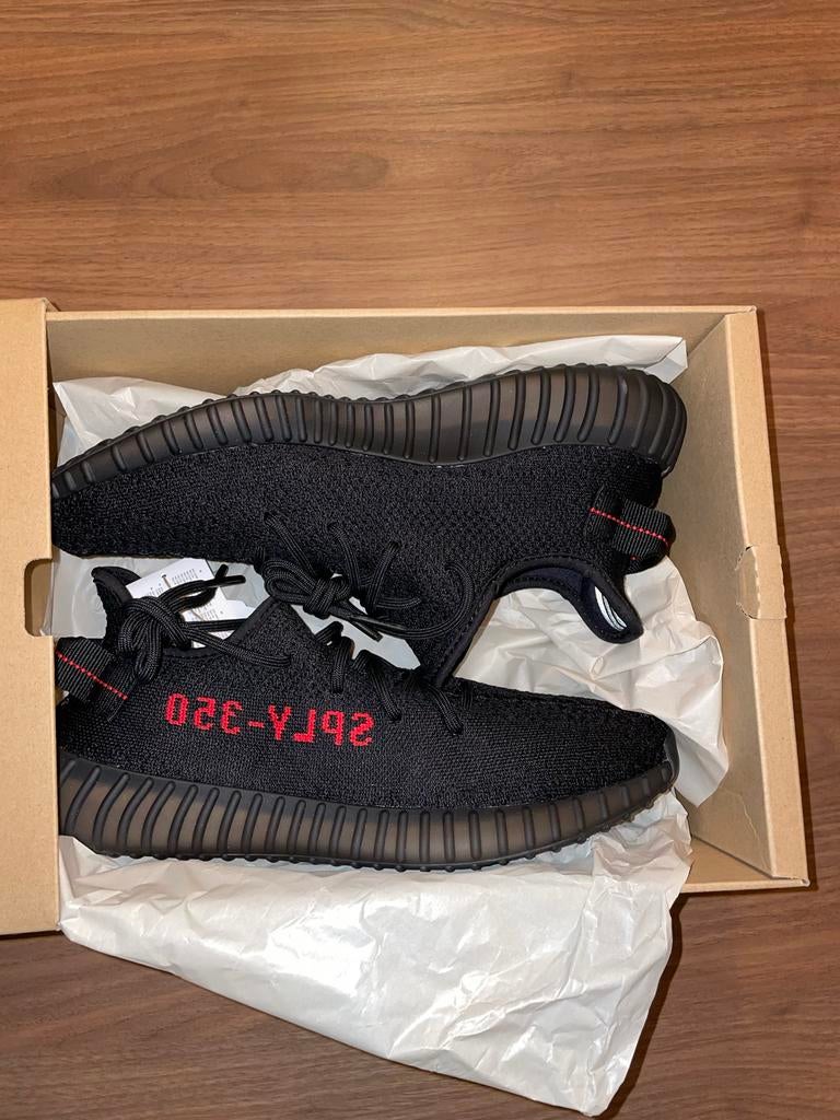 Adidas Yeezy Boost 350 V2 Black Red - Maat 43 1/3 - Nieuw, Kleding | Heren, Schoenen, Ophalen of Verzenden, Zwart, Sneakers of Gympen
