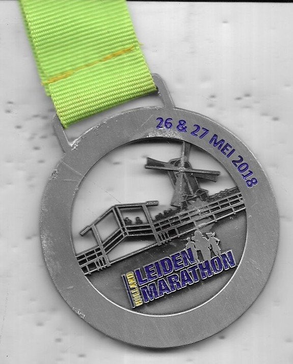 LEIDEN MARATHON MEDAILLE MET MOLEN EROP AFGEBEELD, Ophalen of Verzenden, Overige materialen, Nederland