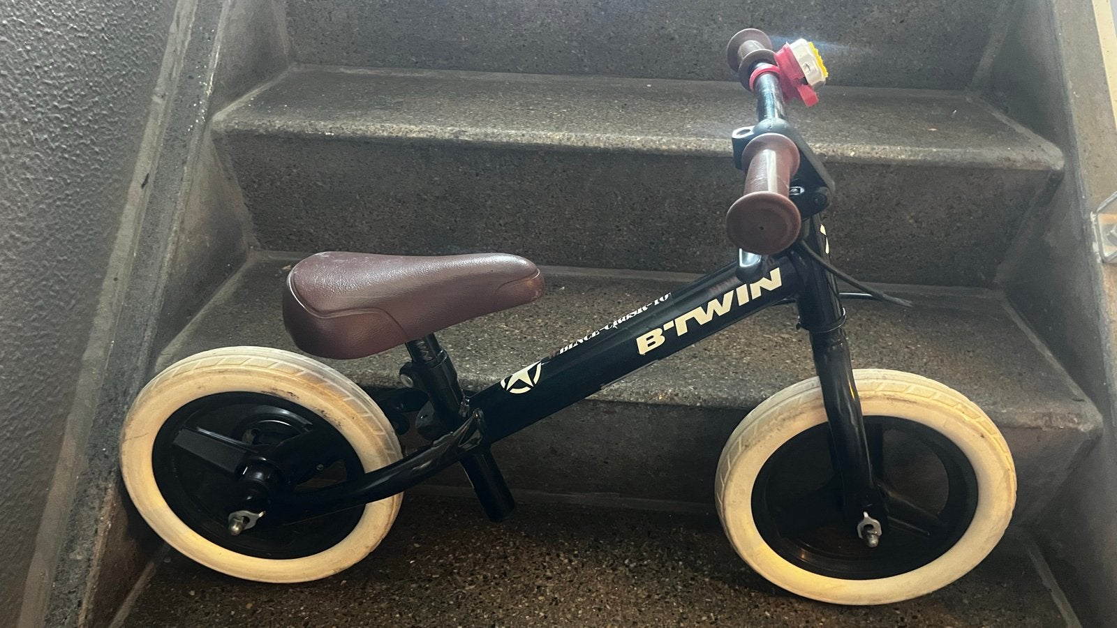 B'Twin Runride 50 Loopfiets Zwart - Zo goed als nieuw, Fietsen en Brommers, Fietsen | Kinderfietsjes, Ophalen, Zo goed als nieuw