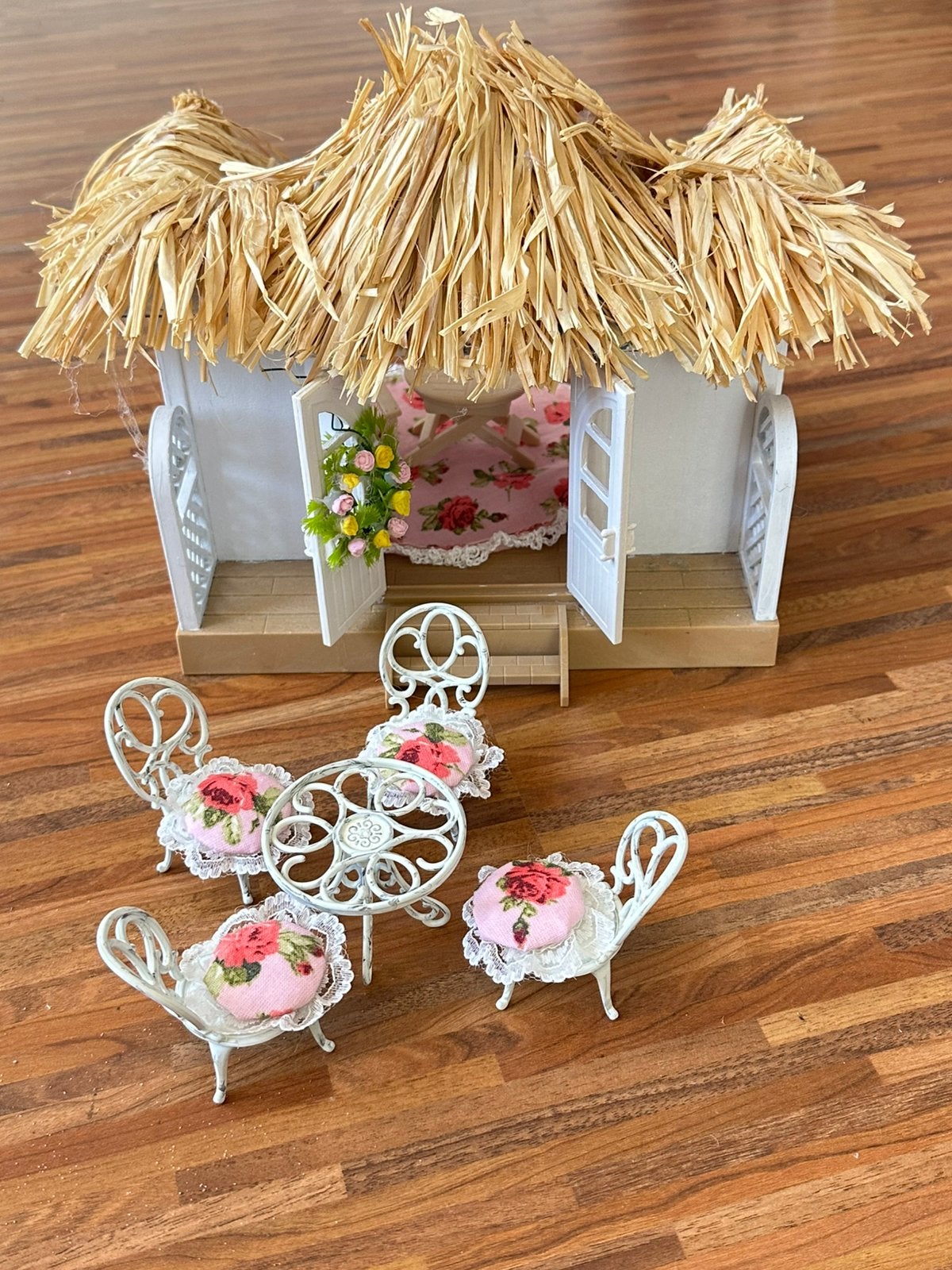 Sylvanian families huis met tafel stoel gratis tent, Ophalen of Verzenden, Zo goed als nieuw, Poppenhuis