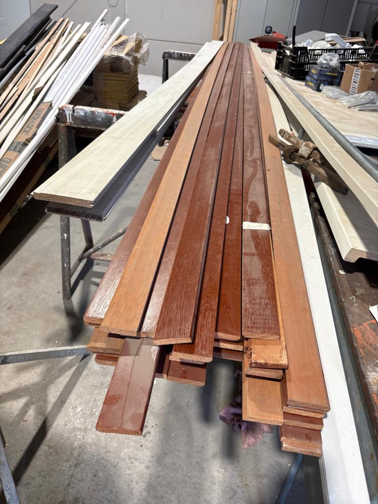 Hardhouten plinten 55mm hoog, 150m1, fabrieksmatig voorgelak, Overige materialen, Nieuw, Ophalen of Verzenden, 250 cm of meer