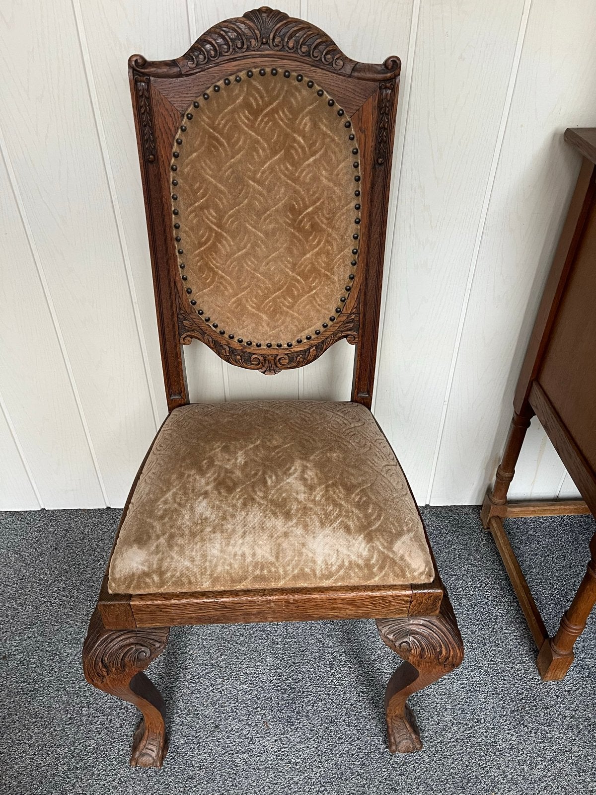 Antieke stoel met gesneden hout en fluwelen bekleding, Ophalen