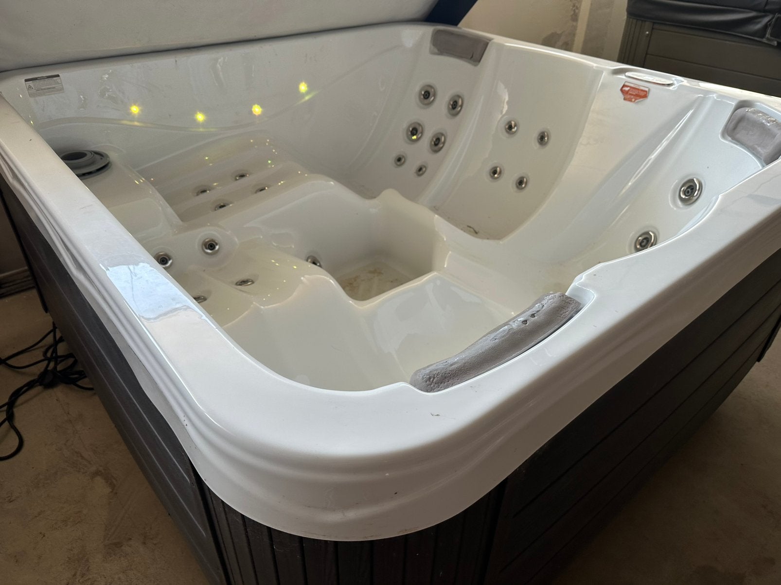 Wellis spa 5 persoons 2 ligplaatsen, Ophalen, Zo goed als nieuw, Pomp