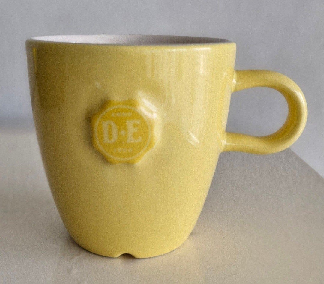 Gele Douwe Egberts mok - Mosa Design by Nikolai Carels, Overige typen, Geel, Ophalen of Verzenden, Zo goed als nieuw