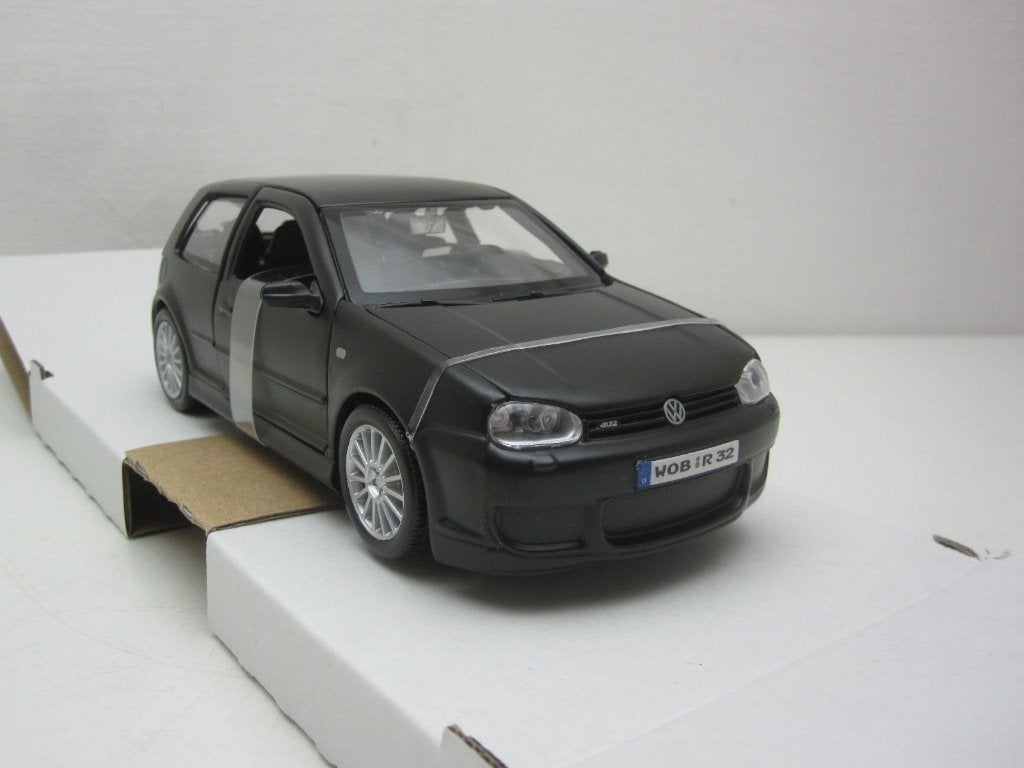 Volkswagen Golf R32 Mk4 matzwart 1:24 Maisto, Ophalen of Verzenden, Nieuw, Auto, Maisto