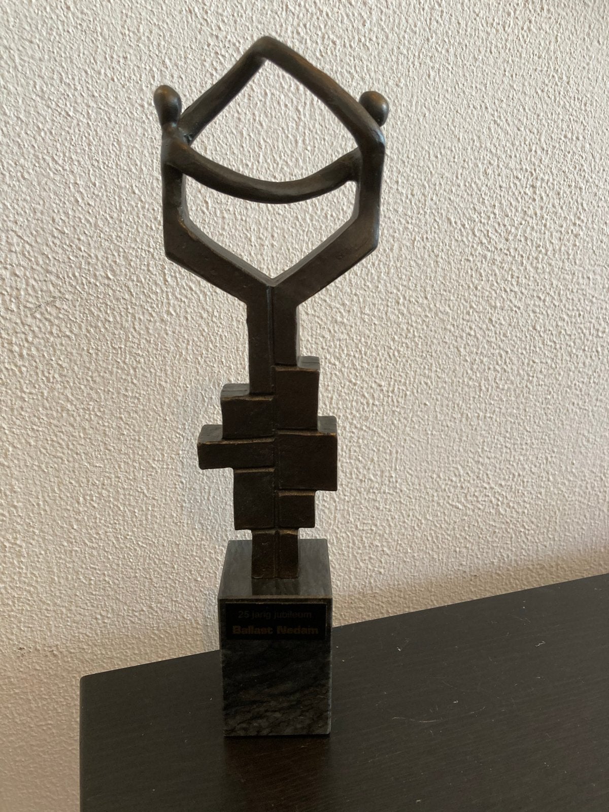 Gesigneerde bronzen sculptuur op stenen sokkel 18cm, Minder dan 20 cm, Ophalen of Verzenden, Brons, Gemerkt