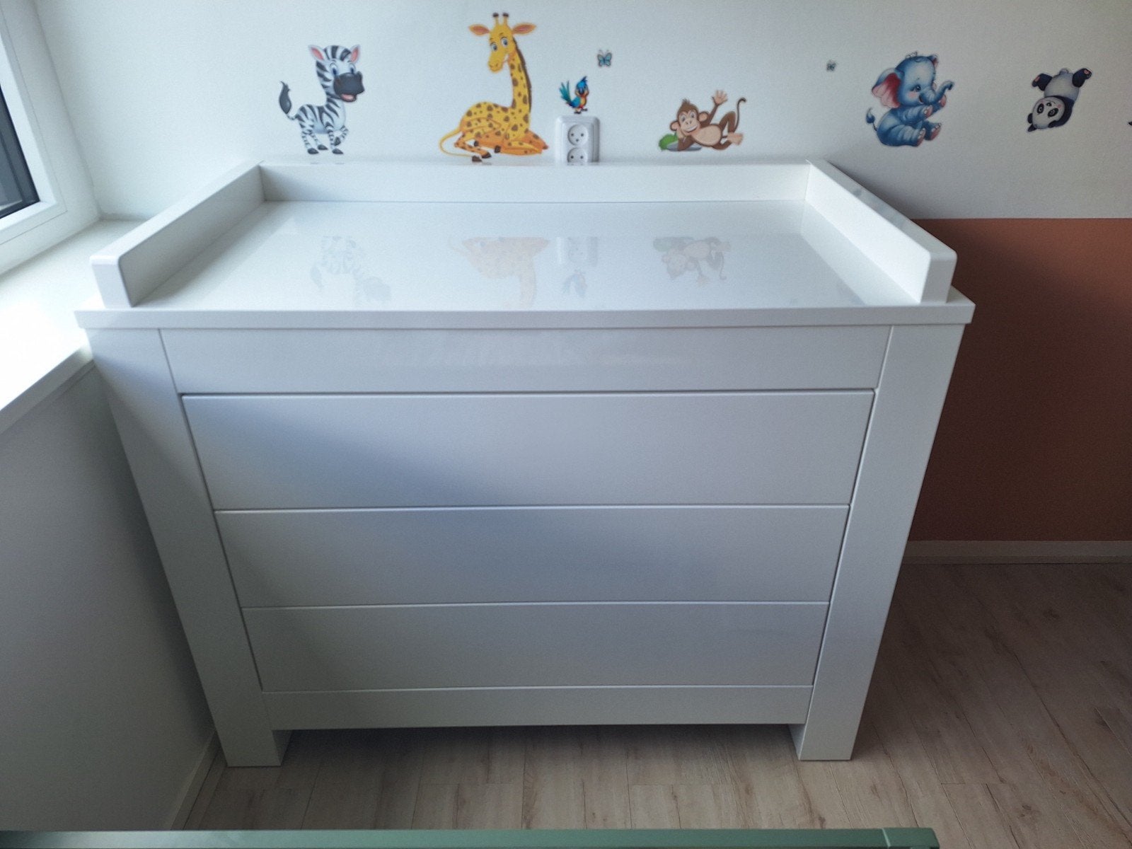 Witte babycommode met geïntegreerd aankleedblad en wandplank, Ophalen, Zo goed als nieuw, Jongetje of Meisje