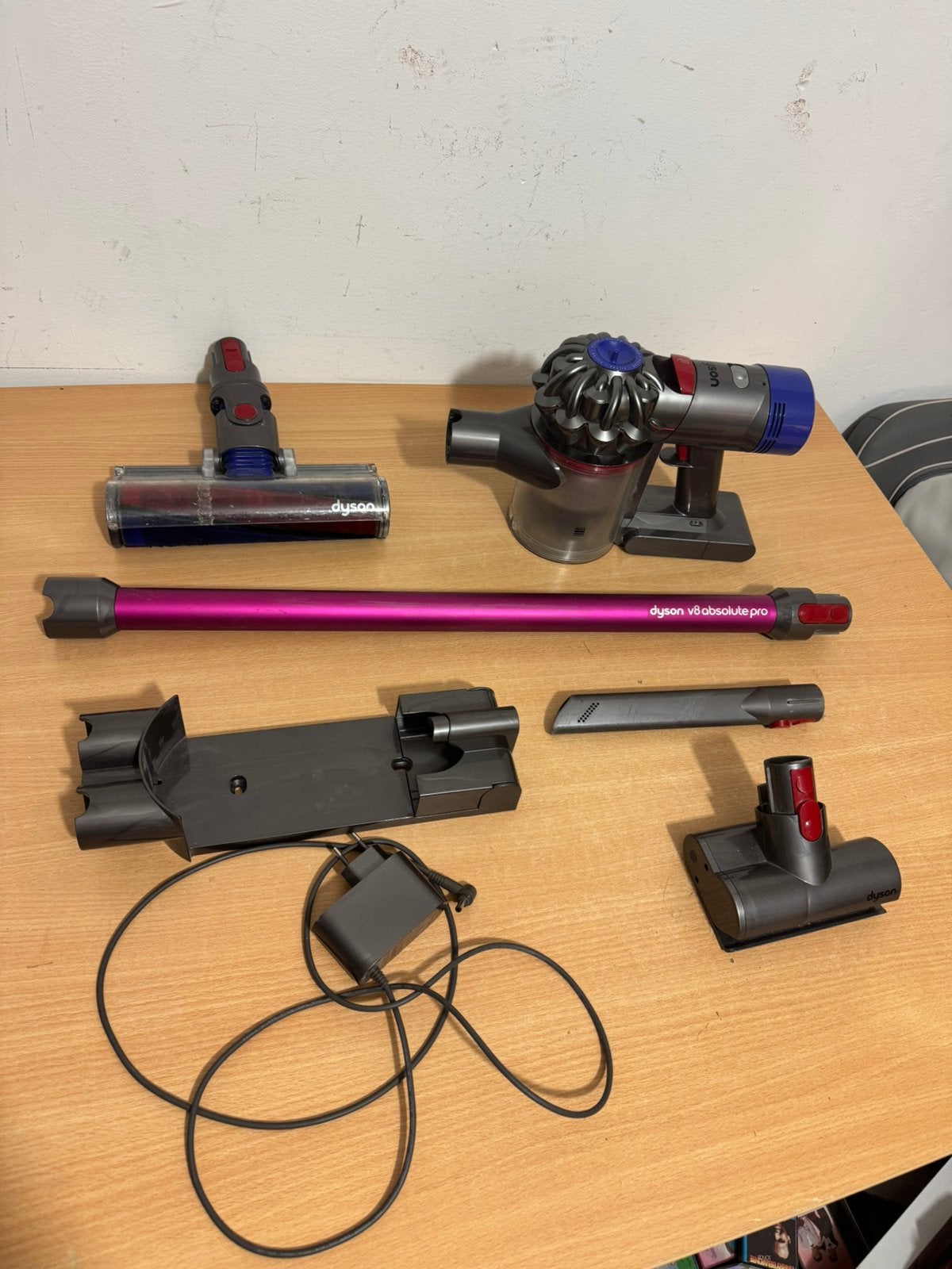 Stofzuiger Dyson V8 Absolute Pro + Accessoires, Ophalen of Verzenden, Zo goed als nieuw