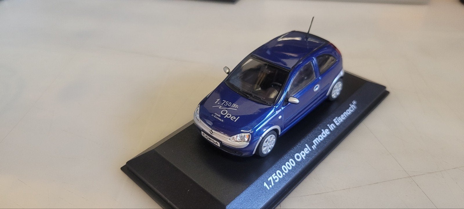 Minichamps Opel Corsa 1.750.000 Opel Made in Eisenach, Hobby en Vrije tijd, Modelauto's | 1:43, Ophalen of Verzenden, Nieuw, Auto
