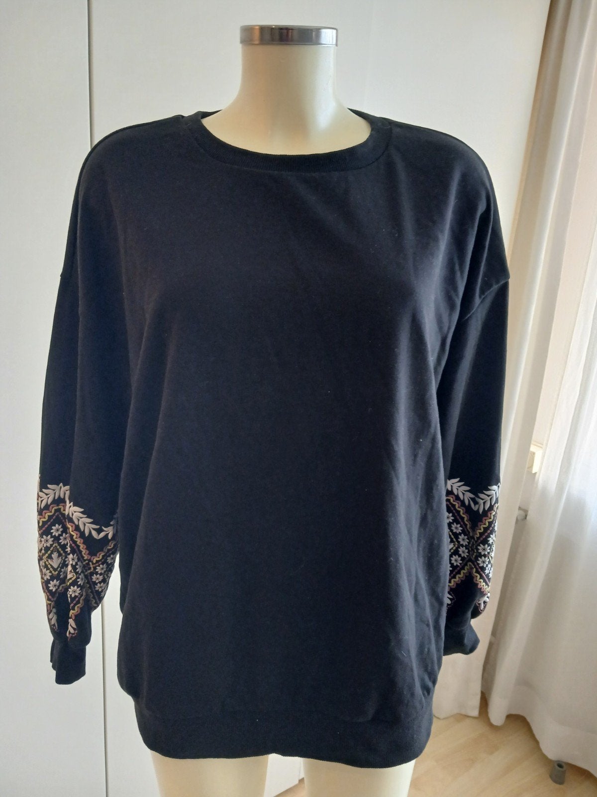 Zwarte trui met bloemen op de mouwen, Zwart, Maat 46/48 (XL) of groter, Ophalen of Verzenden, Onbekend