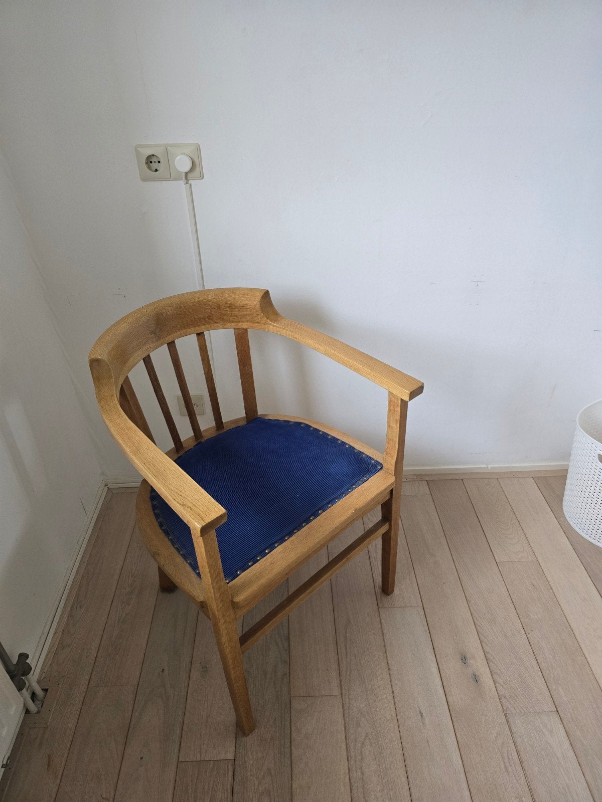 Houten stoel met nieuwe blauwe stoffering, Antiek en Kunst, Ophalen