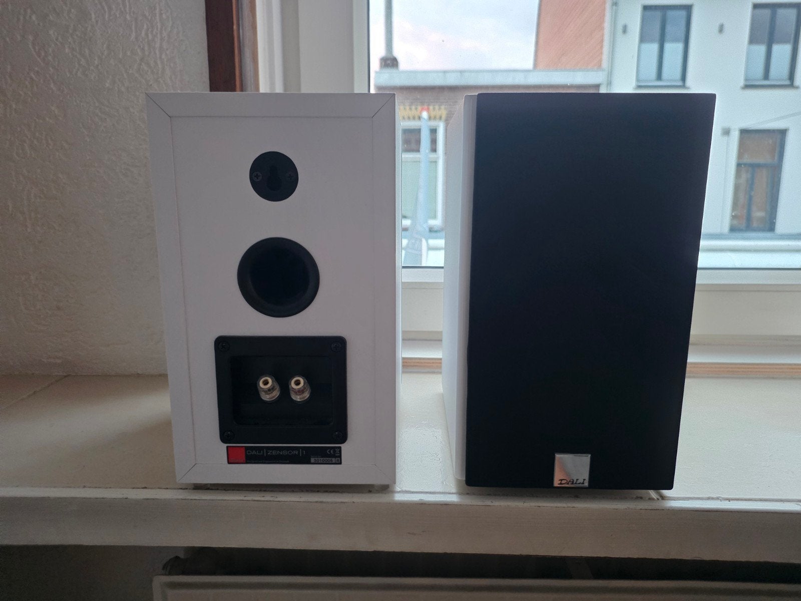 Dali Zensor 1 speakers met Dali Connect 601 stands