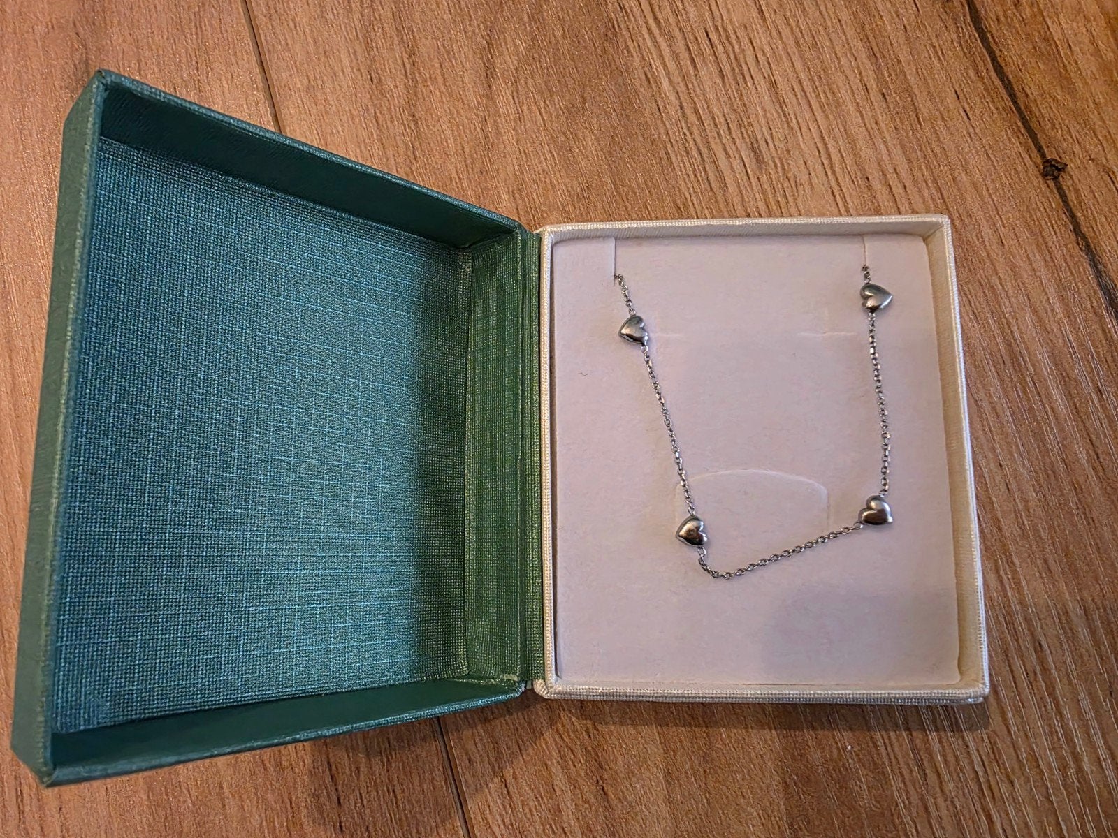 Zilverkleurige ketting met hartjes van Juweliers Mostert, Ophalen of Verzenden, Zo goed als nieuw, Zilver, Zilver