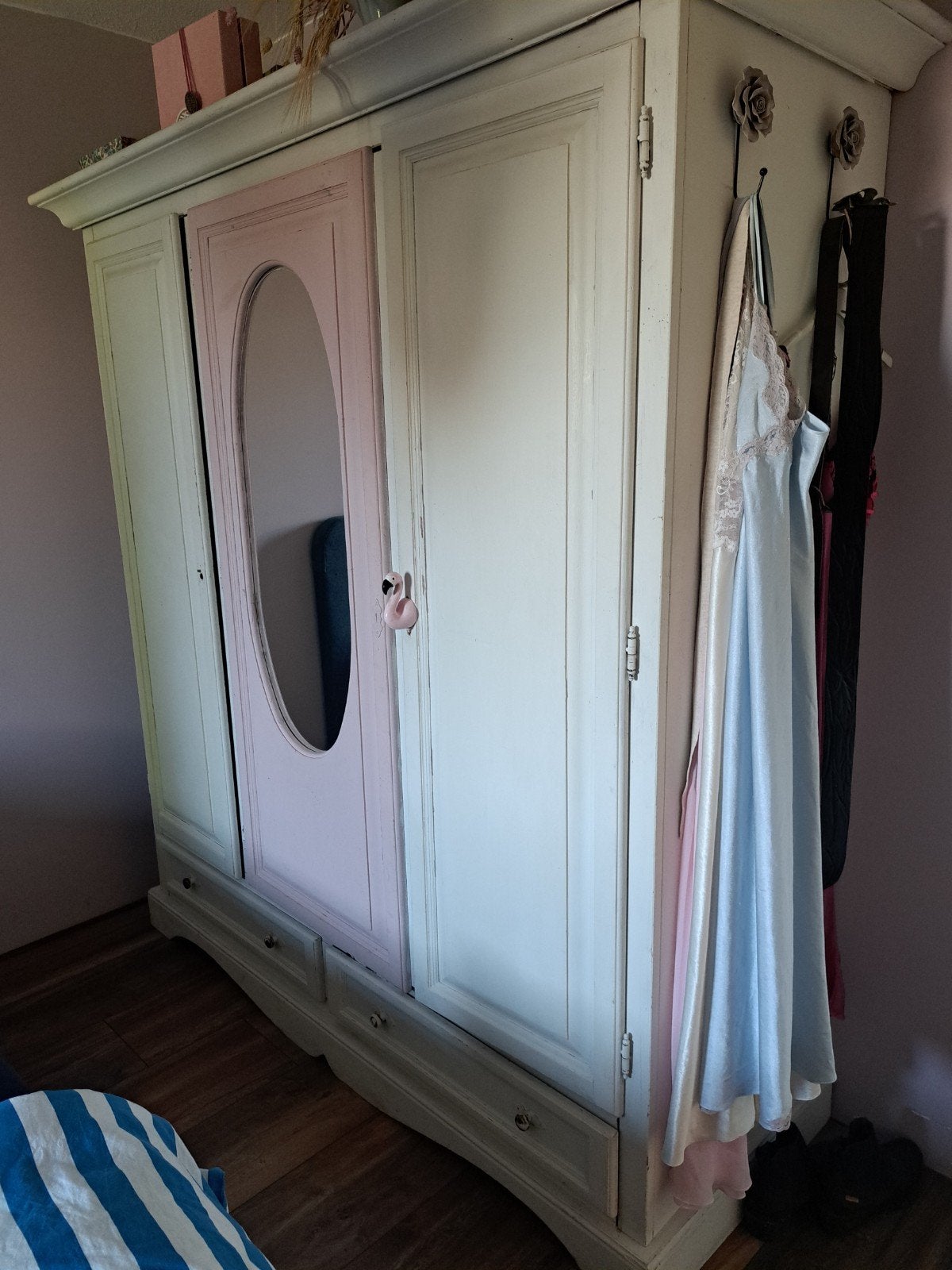 Leuke en degelijke grenen kledingkast voor meiden, Gebruikt, 100 tot 150 cm, Ophalen of Verzenden, Met lade(s)