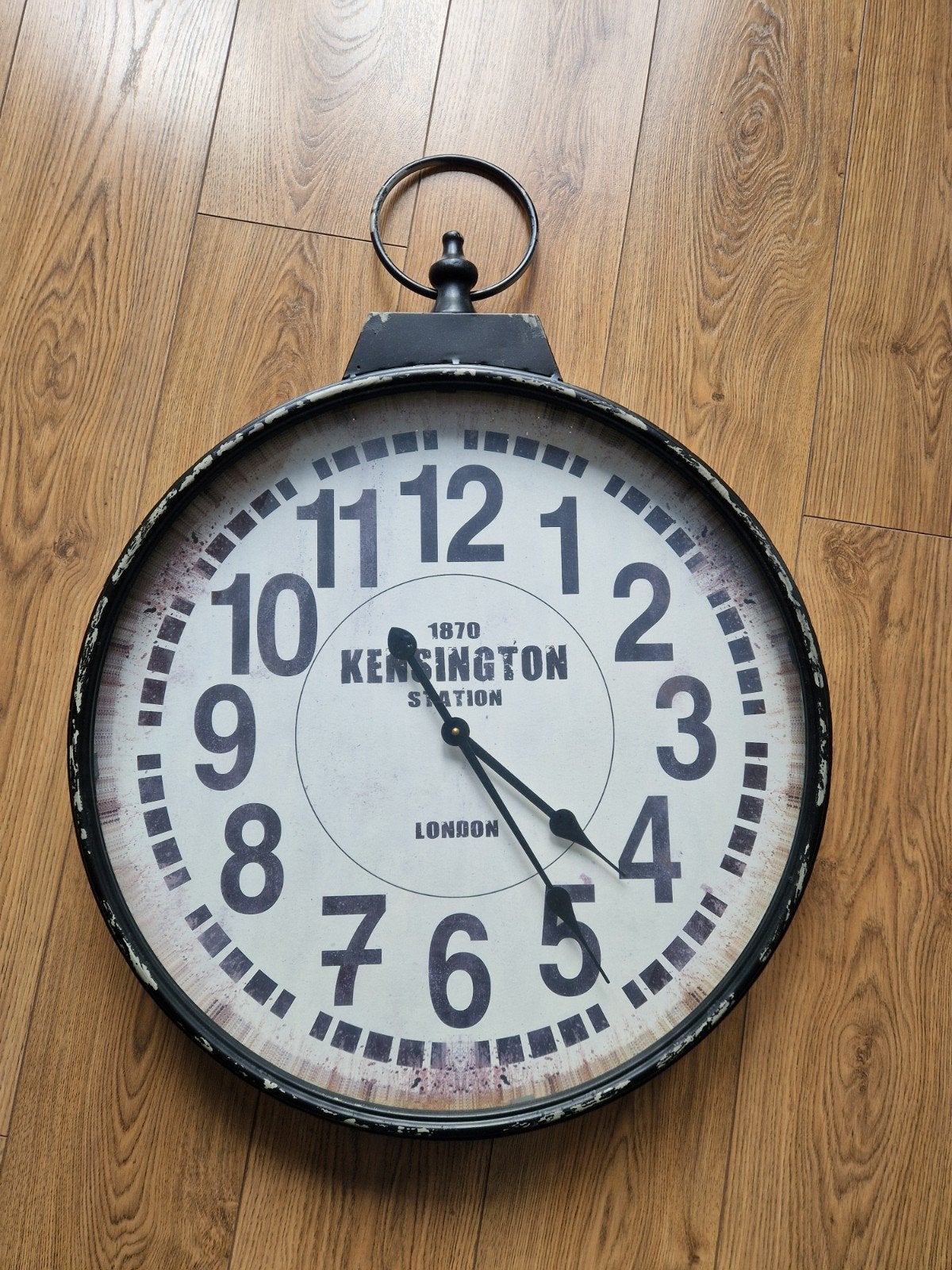 Grote Vintage Wandklok Kensington Station London D60cm, Ophalen, Wandklok, Vintage, Analoog