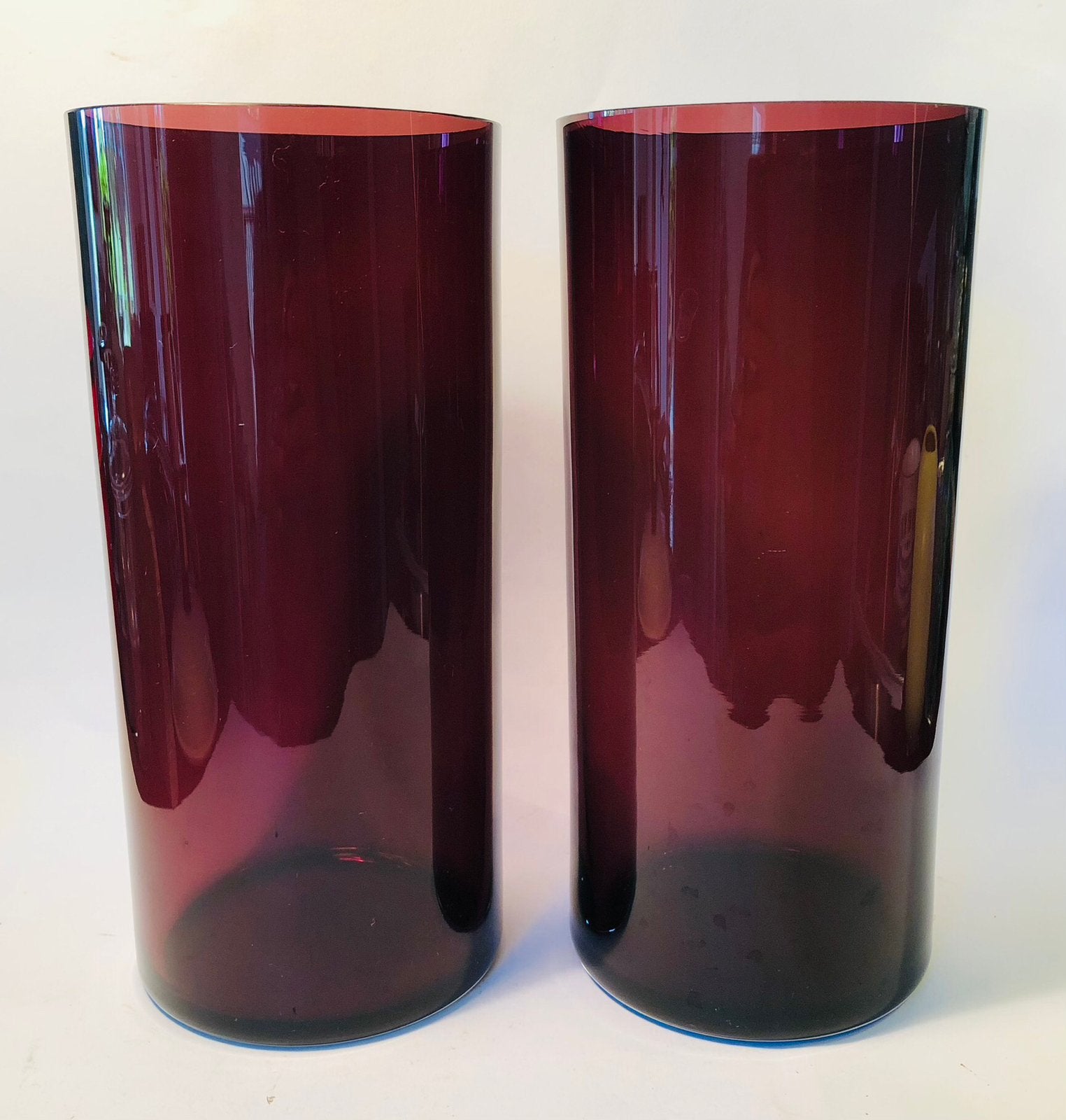 Twee leuke hoge cylinder vazen van paars glas, Ophalen of Verzenden, Handgemaakt, Paars, Glas