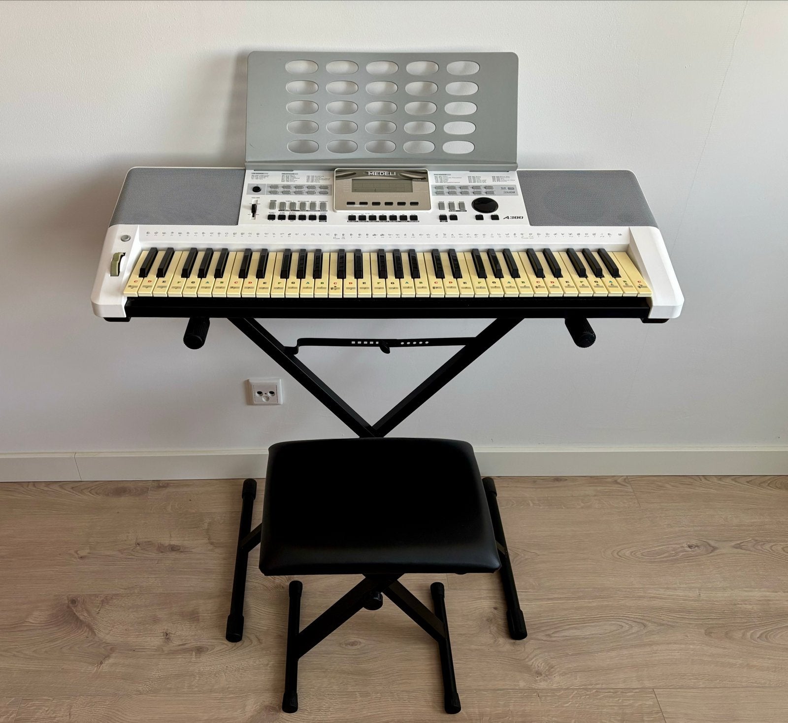 Medeli A300 Keyboard met standaard, krukje en accessoires, Ophalen, Medeli, Aanslaggevoelig, 61 toetsen