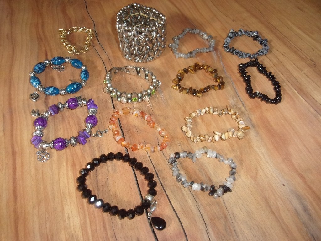 13 Armbanden, diverse kleuren, Overige materialen, Gebruikt, Overige kleuren, Met bedels of kralen