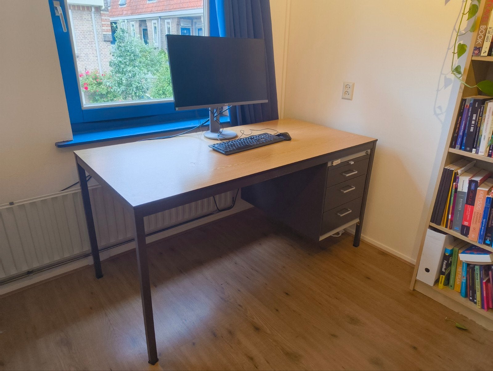 Stevig Bruin Gispen bureau 150x75. Ideaal voor thuiskantoor, Ophalen, Gebruikt, 150 cm, Hout