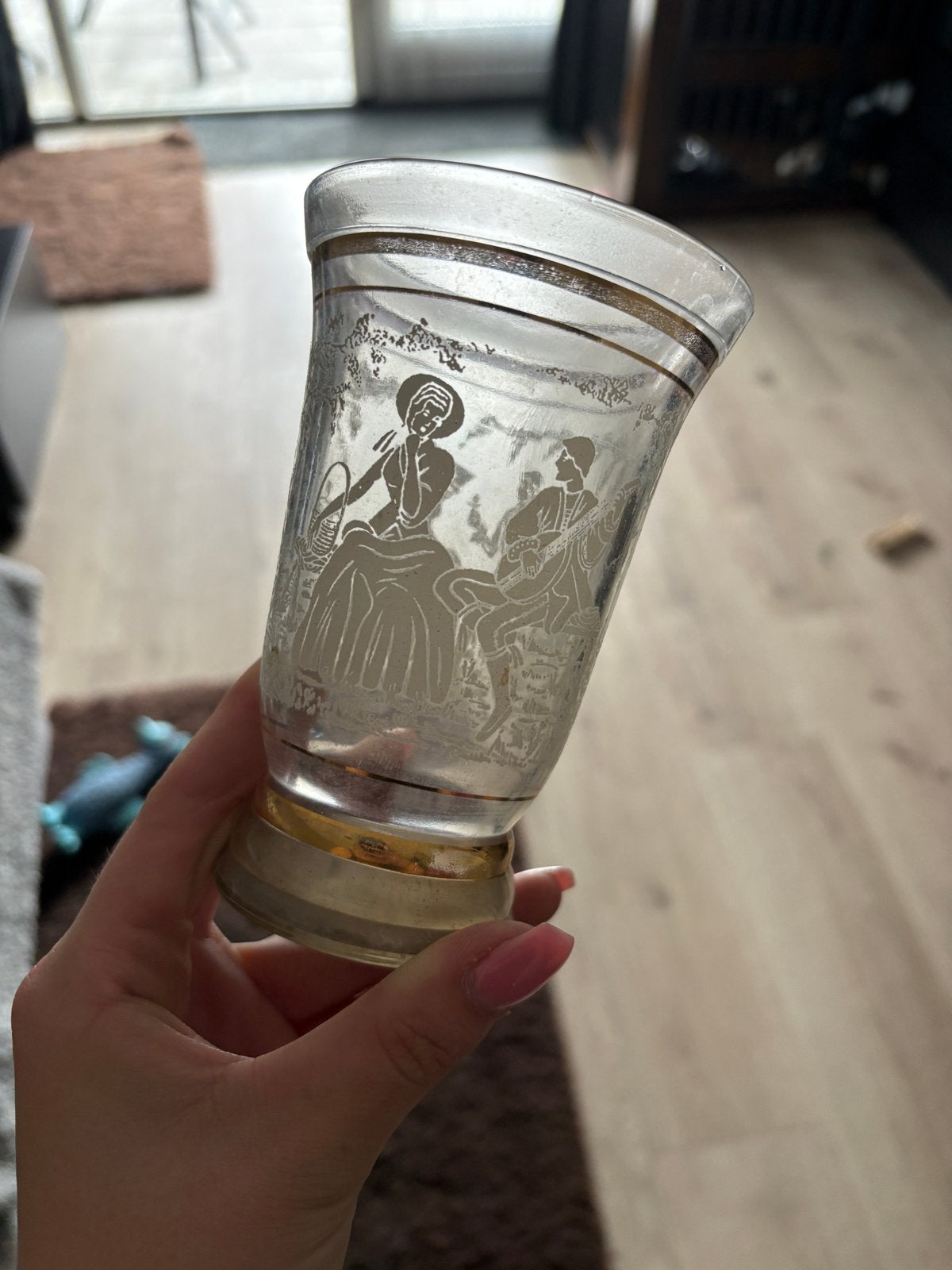 Vintage glas met decoratieve gravure en gouden rand, Antiek en Kunst, Antiek | Glas en Kristal, Ophalen of Verzenden