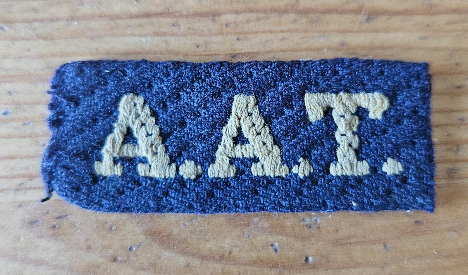 Naamlint A.A.T, Verzamelen, Militaria | Algemeen, Ophalen of Verzenden, Landmacht, Nederland, Embleem of Badge