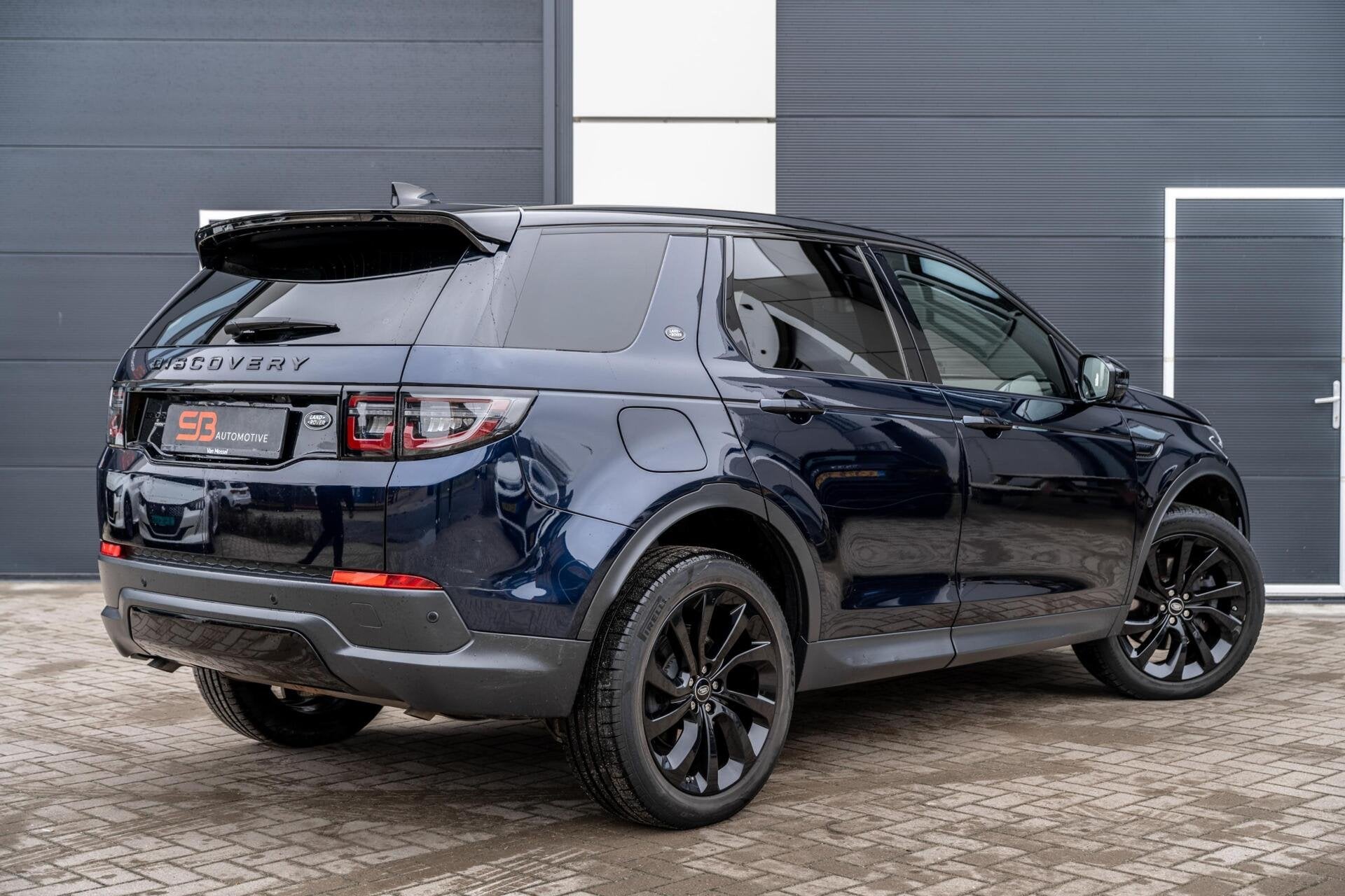 Land Rover Discovery Sport P300e 1.5 R-Dynamic HSE PANO VOL!, Auto's, 309 pk, 1497 cc, Zwart, Blauw