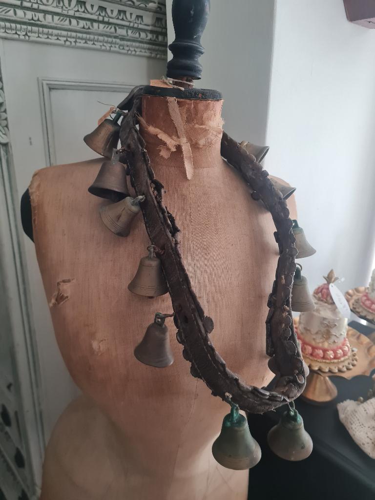 Antieke 95 cm lange bellenband met 12 bellen