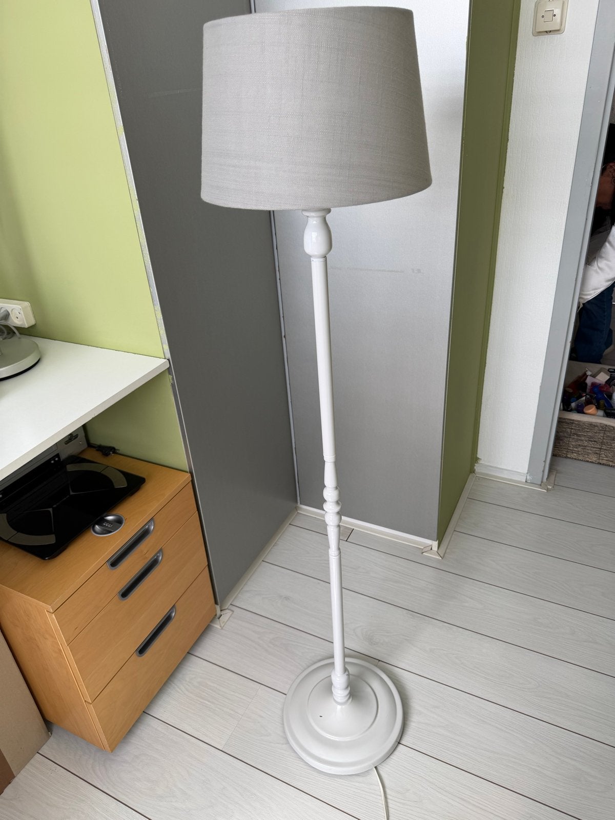 Witte staande lamp met grijze kap, Zo goed als nieuw, Metaal, 150 tot 200 cm, E27 (groot)