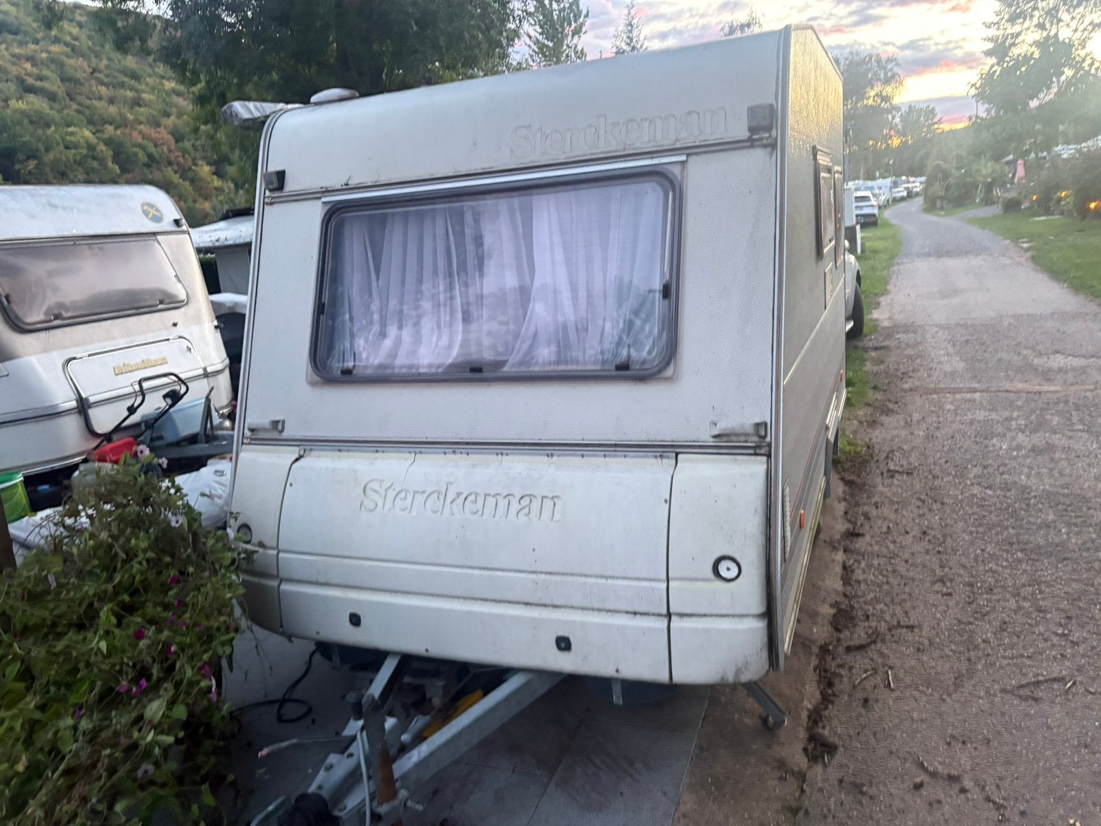 2 caravans te koop Sterckeman €1.300 / Tabbert €300 Moezel, Caravans en Kamperen, Caravans, Sterckeman, Rondzit, Koelkast, Particulier