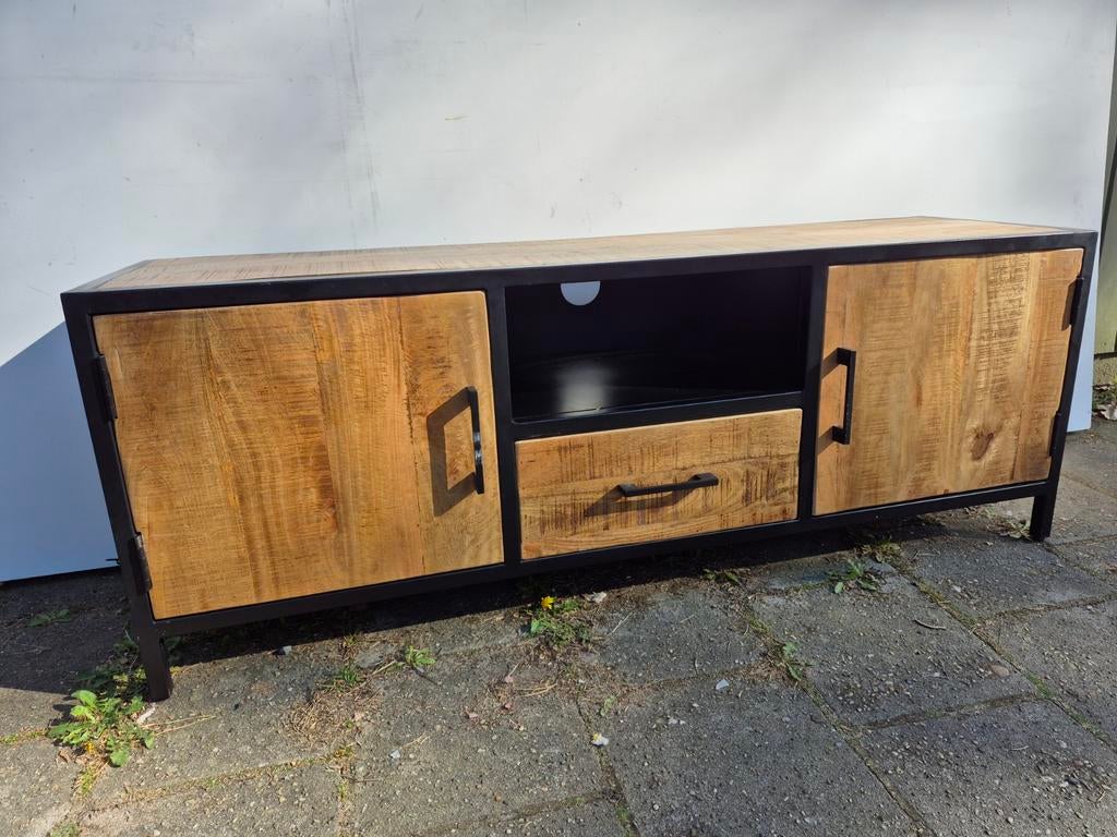 Industriële TV-kast van mangohout en zwart staal, Overige houtsoorten, 100 tot 150 cm, Ophalen of Verzenden, Zo goed als nieuw