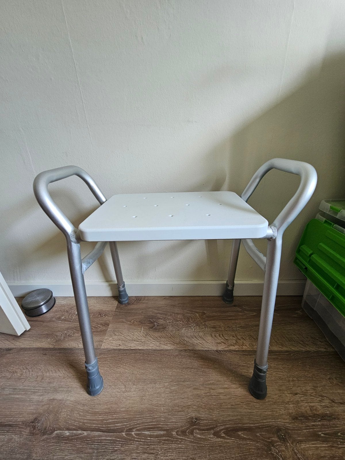 In hoogte verstelbaar krukje met rubberen pootjes, Ophalen of Verzenden, In hoogte verstelbaar, Gebruikt, Overige materialen