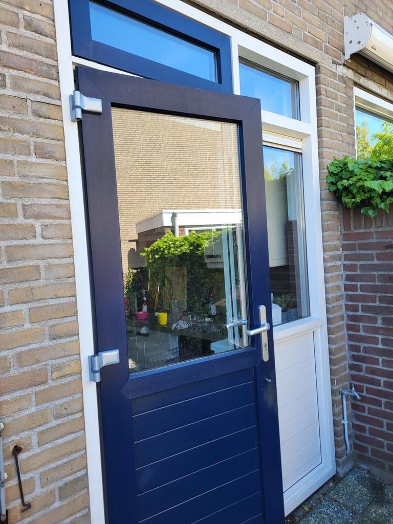 Donkerblauwe buitendeur en groot raam met kozijn, Ophalen, Gebruikt, 80 tot 100 cm, Buitendeur