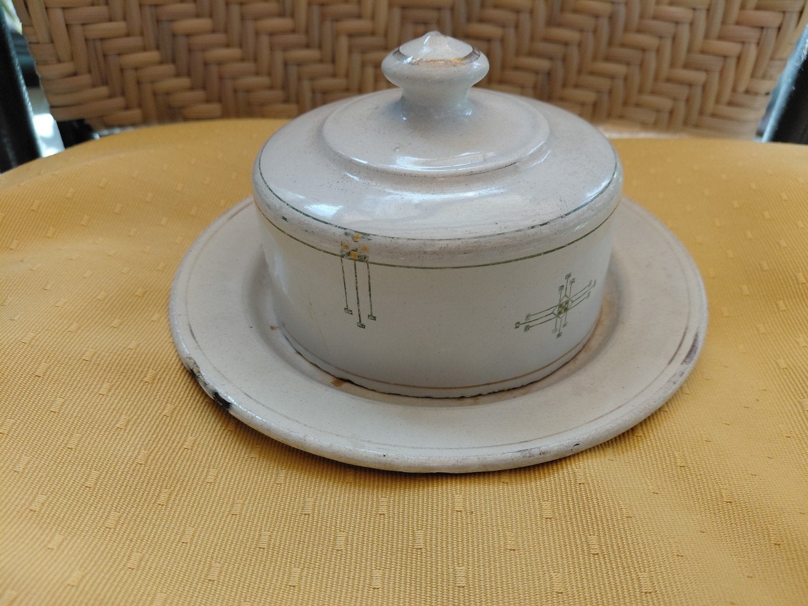 Fraaie oude ronde geëmailleerde botervloot. met decoratie., Ophalen of Verzenden