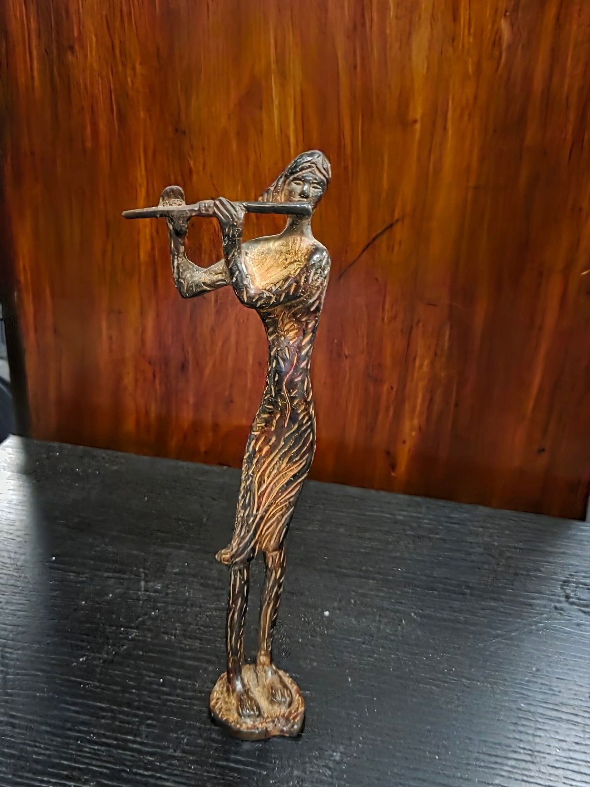 Bronzen beeldje van fluitspelende vrouw, Minder dan 20 cm, Gepatineerd, Ophalen of Verzenden, Brons