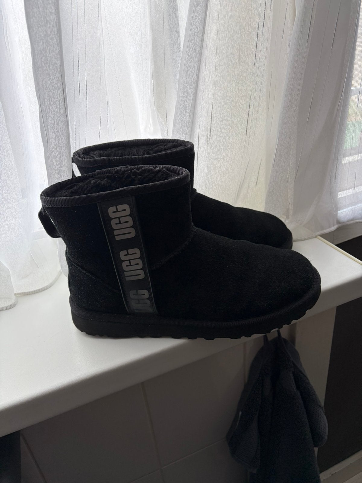 Mooie UGGS Classic Mini Laarzen 40, Kleding | Dames, Verzenden, Zwart, Lage of Enkellaarzen, Zo goed als nieuw