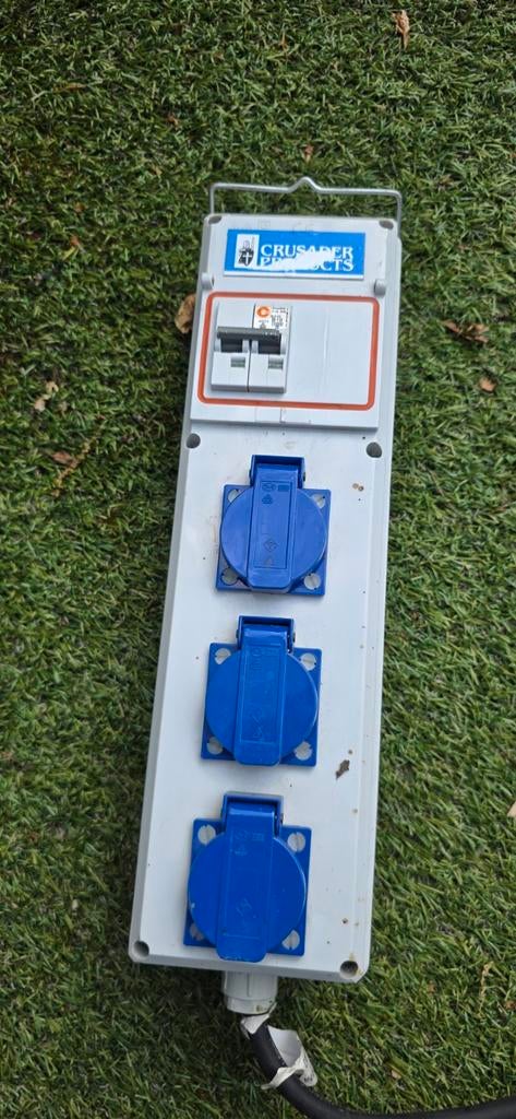 Crusader  Camping Stroomverdeler met 3 CEE-aansluiti, Verzenden, Gebruikt